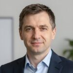Портрет уверенного менеджера компании Renault-Online на нейтральном фоне для раздела контактов или сотрудников