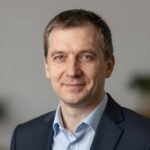 Портрет уверенного менеджера компании Renault-Online на нейтральном фоне для раздела контактов или сотрудников