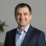 Портрет уверенного менеджера компании Renault-Online на нейтральном фоне для раздела контактов или сотрудников